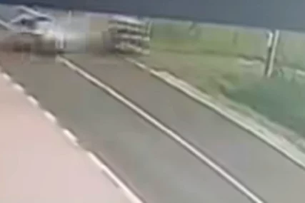 (VIDEO) DA SE NAJEŽIŠ Pojavio se snimak jezive SAOBRAĆAJNE NEZGODE kod Prijedora, mreže se usijale od komentara