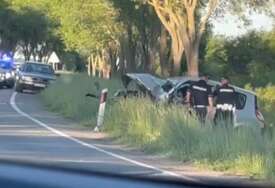 (FOTO) Automobil UNIŠTEN, policija obavlja uviđaj: U teškoj saobraćajnoj nesreći POGINUO MUŠKARAC
