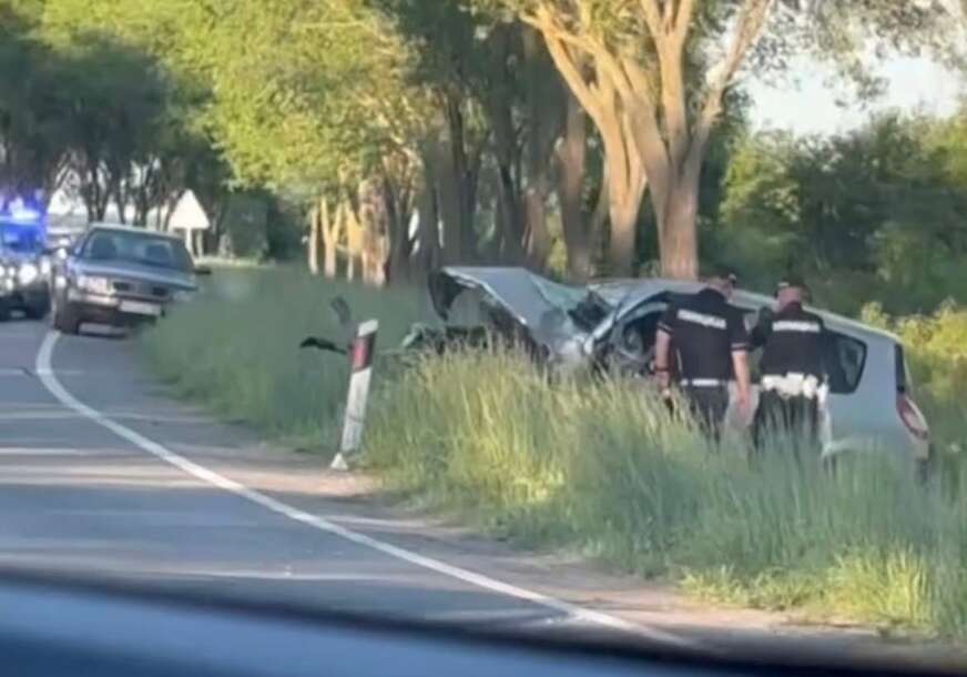 (FOTO) Automobil UNIŠTEN, policija obavlja uviđaj: U teškoj saobraćajnoj nesreći POGINUO MUŠKARAC