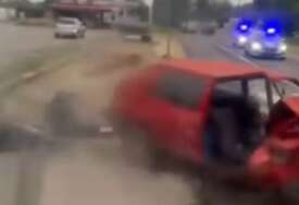 (VIDEO) POGINULA JEDNA OSOBA Stravična saobraćajna nesreća, automobil prepolovljen