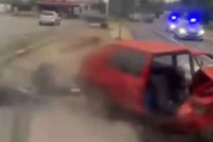 (VIDEO) POGINULA JEDNA OSOBA Stravična saobraćajna nesreća, automobil prepolovljen