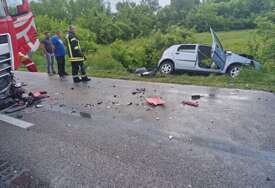 (FOTO) Sudar automobila i kamiona kod Doboja: Državljanin Srbije sa TEŠKIM POVREDAMA prevezen u UKC RS