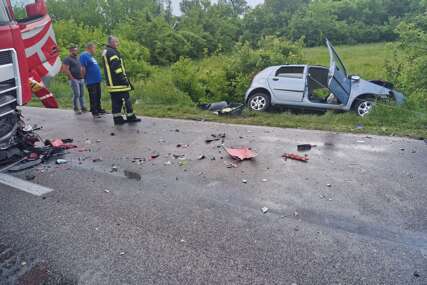 (FOTO) Sudar automobila i kamiona kod Doboja: Državljanin Srbije sa TEŠKIM POVREDAMA prevezen u UKC RS