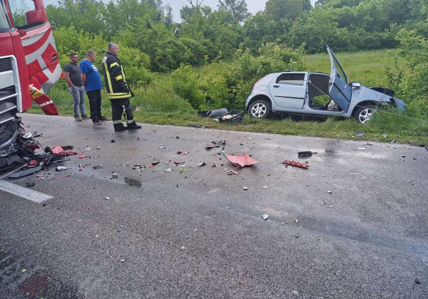 (FOTO) Sudar automobila i kamiona kod Doboja: Državljanin Srbije sa TEŠKIM POVREDAMA prevezen u UKC RS
