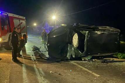 (FOTO) Automobil sletio sa puta kod Prijedora: Suvozač sa TEŠKIM POVREDAMA prevezen u UKC RS