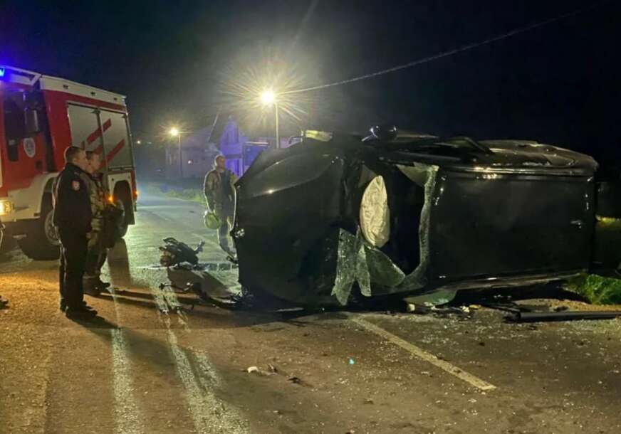 (FOTO) Automobil sletio sa puta kod Prijedora: Suvozač sa TEŠKIM POVREDAMA prevezen u UKC RS
