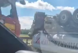 (VIDEO) Saobraćaj se odvija jednom trakom: Prevrnuo se kamion na autoputu u Okučanima i probio zaštitnu ogradu