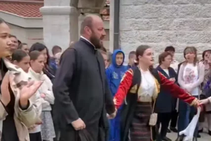 (VIDEO) "Pravi čovjek iz naroda" Sveštenik POVEO KOLO ISPRED CRKVE u Nevesinju i sve oduševio