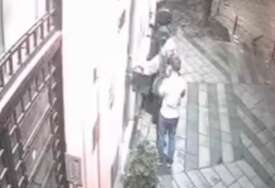 (VIDEO) Seksualno ZLOSTAVLJAO STARIJU ŽENU u centru grada: Jezivu scenu snimile nadzorne kamere, policija utvrđuje identitet muškarca