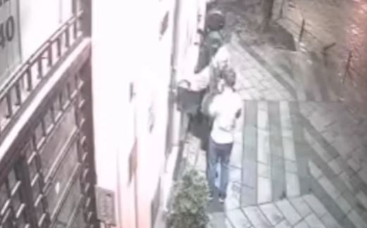 Muškaraca spopada stariju ženu u Beogradu