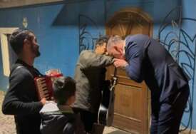 (VIDEO) „Najveći gospodin i džentlmen na muzičkoj sceni“ Sergej Ćetković oduševio obožavatelje, zapjevao sa uličnim sviračima, jednom POLJUBIO RUKU