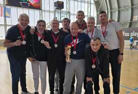 (FOTO) U Srbiju doneli trofej i medalju: Veterani "4K" Priština briljirali na međunarodnom turniru u Igalu