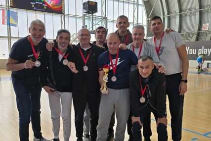 (FOTO) U Srbiju doneli trofej i medalju: Veterani "4K" Priština briljirali na međunarodnom turniru u Igalu