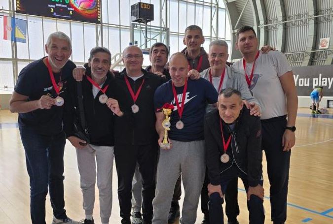 (FOTO) U Srbiju doneli trofej i medalju: Veterani "4K" Priština briljirali na međunarodnom turniru u Igalu
