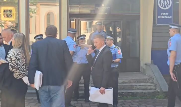 (VIDEO) SJEDNICA NEĆE BITI NASTAVLJENA  Dojava o postavljenoj bombi u zgradi Skupštine grada Teslić bila lažna