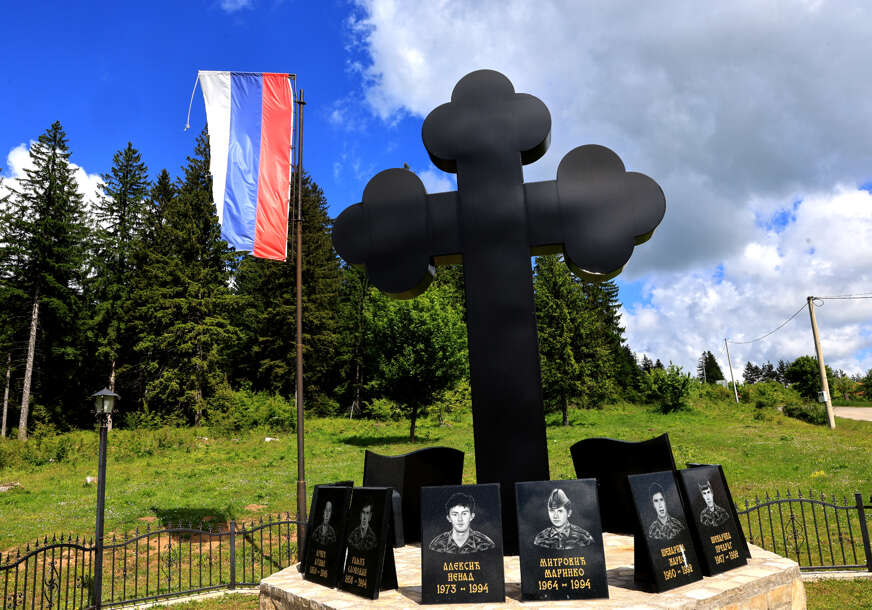 spomenik palim borcima repulike srpske i dotrajala zastava  na ulazu u Kneževo