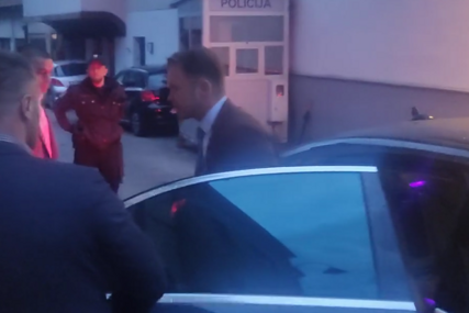 (VIDEO) Evo ko je sve stigao na sastanak: Sa šefom britanske diplomatije sastali se predstavnici Trojke i opozicija iz Srpske