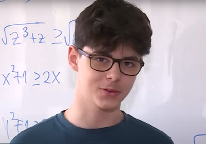 (VIDEO) DJEČAK BRILJANTNOG UMA Stefan iz Foče osvojio ZLATO na republičkim takmičenjima iz matematike i fizike