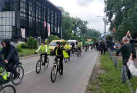 (VIDEO) Sjeli na bicikle i odoše: Grupa studenata i maturanata iz Novog Sada krenula na turu do Loznice, a sve zbog PROTESTA