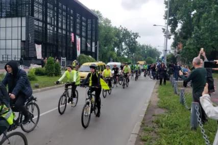 (VIDEO) Sjeli na bicikle i odoše: Grupa studenata i maturanata iz Novog Sada krenula na turu do Loznice, a sve zbog PROTESTA