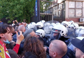 Studenti traže puštanje aktivista koji su u zatvoru: Ispred Palate pravde u Novom Sadu došlo do guranja sa policijom