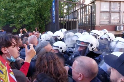 Studenti traže puštanje aktivista koji su u zatvoru: Ispred Palate pravde u Novom Sadu došlo do guranja sa policijom