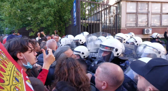 Studenti traže puštanje aktivista koji su u zatvoru: Ispred Palate pravde u Novom Sadu došlo do guranja sa policijom