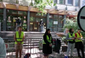 (FOTO) Nastavlja se blokada Palate pravde u Novom Sadu: U Beogradu protest ispred Vlade Srbije, studenti večeras dolaze u Zaječar
