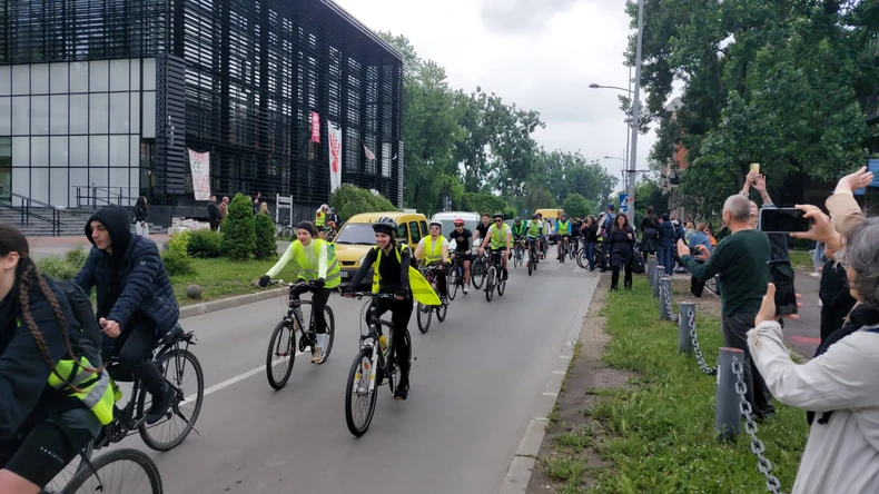 (VIDEO) Sjeli na bicikle i odoše: Grupa studenata i maturanata iz Novog Sada krenula na turu do Loznice, a sve zbog PROTESTA