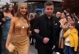 (VIDEO) Mrežasta marama, bujni dekolte, šlic: Maturantkinja se obukla kao PRAVA SULTANIJA i izazvala lavinu na društvenim mrežama