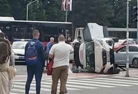 (FOTO) “Zastrašujuće, TAKSI SE PREVRTAO ČAK 4 PUTA" U teškoj nesreći ima povrijeđenih, vozilo na boku