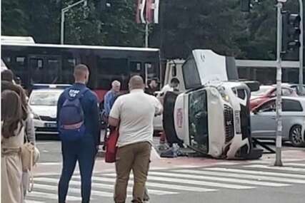 (FOTO) “Zastrašujuće, TAKSI SE PREVRTAO ČAK 4 PUTA" U teškoj nesreći ima povrijeđenih, vozilo na boku