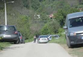 Spremali proslavu punoljetstva, pa NASTRADALI U SEPTIČKOJ JAMI: Jecaji odzvanjaju selom nakon nezapamćene tragedije, ispred kuće nastradalih okupljaju se ljudi