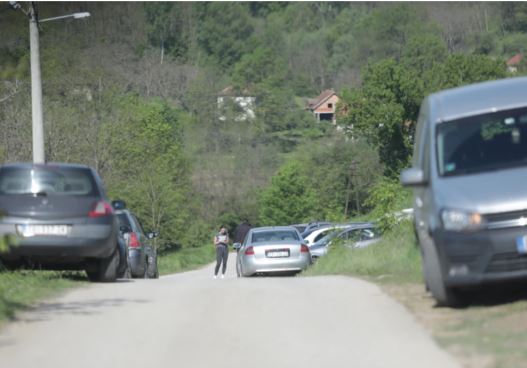 Spremali proslavu punoljetstva, pa NASTRADALI U SEPTIČKOJ JAMI: Jecaji odzvanjaju selom nakon nezapamćene tragedije, ispred kuće nastradalih okupljaju se ljudi