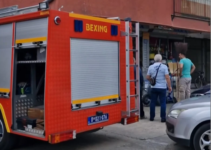 PRVE SLIKE TRAGEDIJE Radnika priklještio teretni lift, vatrogasci na terenu