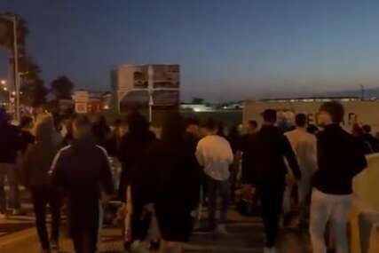 (VIDEO) Policija pucala u vazduh: Navijači Sevilje uputili teške uvrede i GAĐALI AUTOBUS igrača nakon poraza od Selte