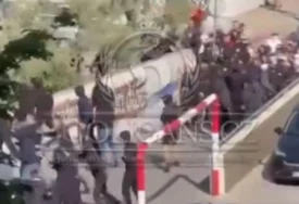 (VIDEO) JEZIVI PRIZORI Isplivao novi snimak brutalne tuče navijača Hajduka i Dinama, mladić ostao da leži na zemlji