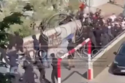 (VIDEO) JEZIVI PRIZORI Isplivao novi snimak brutalne tuče navijača Hajduka i Dinama, mladić ostao da leži na zemlji