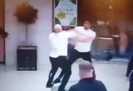 (VIDEO) Masovna tuča u tržnom centru: Letjele flaše, udarci i suzavac, 5 OSOBA ZAVRŠILO U BOLNICI