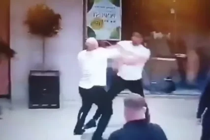 (VIDEO) Masovna tuča u tržnom centru: Letjele flaše, udarci i suzavac, 5 OSOBA ZAVRŠILO U BOLNICI