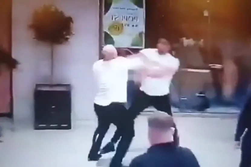 (VIDEO) Masovna tuča u tržnom centru: Letjele flaše, udarci i suzavac, 5 OSOBA ZAVRŠILO U BOLNICI