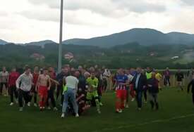 (VIDEO) SRAMOTNE SCENE U SRBIJI Velika tuča omladinaca Spartaka i Slobode, publika uskočila u teren