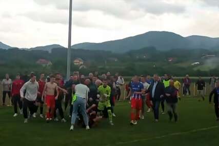 (VIDEO) SRAMOTNE SCENE U SRBIJI Velika tuča omladinaca Spartaka i Slobode, publika uskočila u teren