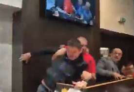(VIDEO) NEMILE SCENE U KRALJEVU Odbornik opozicije i pripadnik obezbjeđenja u klinču, ozbiljnio se pogurali za govornicom