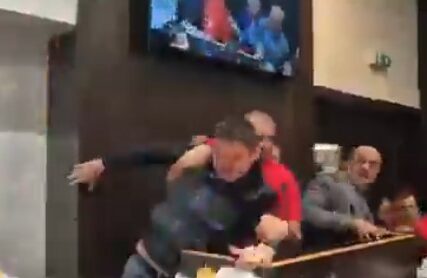 (VIDEO) NEMILE SCENE U KRALJEVU Odbornik opozicije i pripadnik obezbjeđenja u klinču, ozbiljnio se pogurali za govornicom