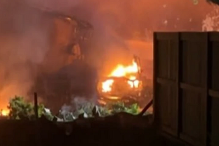 (VIDEO, FOTO) Zapaljeno 15 kuća: Srušio se avion u naselje, vatrogasci spašavaju ljude "Kerozin je svuda"