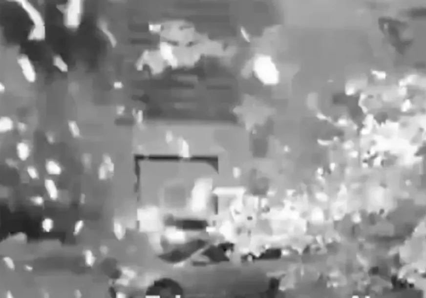 (VIDEO) UKRAJINA DRONOVIMA ZASULA MOSKVU Odjeknule snažne detonacije, pogođena zgrada, zatvoreni aerodromi