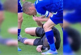 (VIDEO) IGRAČ NASMIJAO CIJELI STADION Sudija ležao povrijeđen, on umjesto njega DUVAO U PIŠTALJKU