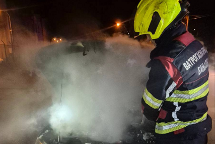(FOTO) Banjalučki vatrogasci imali pune ruke posla: Gorjeli krov garaže i automobil