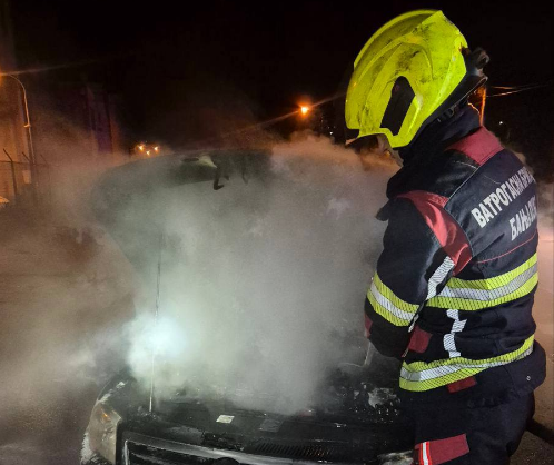 (FOTO) Banjalučki vatrogasci imali pune ruke posla: Gorjeli krov garaže i automobil